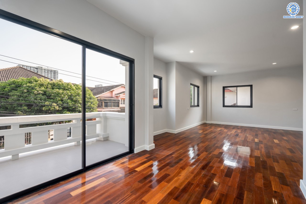 บ้านมือสองตกแต่งใหม่ ม.บุญโต55 แจ้งวัฒนะ ทำเลโซนเมือง!  เนื้อที่ 50 ตร.ว. ฟังก์ชันจัดเต็ม 3 ห้องนอน 4 ห้องน้ำ 1 ห้องแม่บ้าน รองรับทุกการอยู่อาศัย ทำเลเดินทางสะดวกเพียง 1 กม.จากจุดขึ้นทางด่วนศรีสมาน ใกล้เมืองทองธานี เซ็นทรัลแจ้งวัฒนะ และ รถไฟฟ้าสายสีแดง "สถานีหลักสี่"